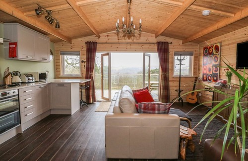 Mawr Cottage | THE CABIN, pet friendly, with hot tub in Pontardawe