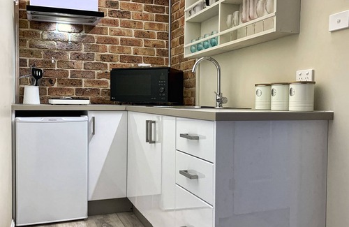 Blue Mountains City Council Apartment | The Canyons Retreat - Spacious 2 Story Apartment in Bush Location