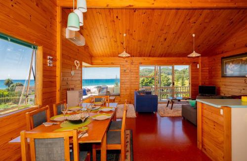 Onemana House | The Captain's Lookout - Onemana Holiday Home