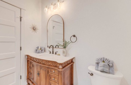 Historic Downtown Manteo Hotel | The Captains Quarters Room