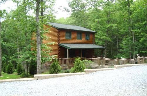 True House | The Cardinal log cabin. Wrap around deck, firepit. Next to Pipestem resort park.