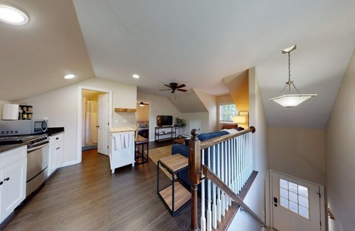 Saratoga Springs Apartment | The Carriage House by Saratoga Stays +garage