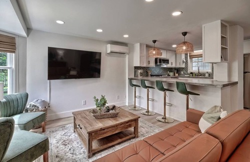 Columbia House | The Carriage House @Downtown!