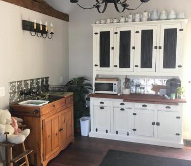 Paris Apartment | The Carriage House Flat - Downtown Paris Canada