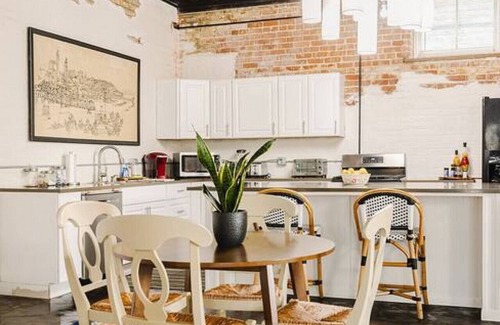 Roselawn Finance Apartment | The Carriage House Loft at Marion Hall Mansion