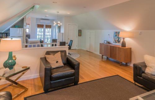 Lincoln Park Apartment | The Carriage House Loft