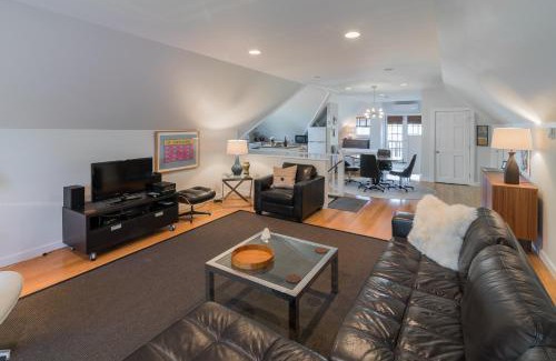 Lincoln Park Apartment | The Carriage House Loft