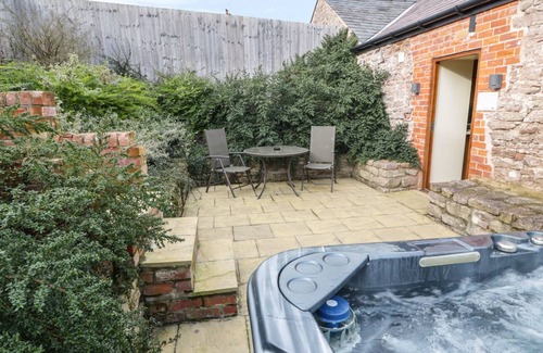 Alberbury Cottage | THE CART HOUSE, luxury holiday cottage, with hot tub in Alberbury