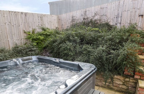 Alberbury Cottage | THE CART HOUSE, luxury holiday cottage, with hot tub in Alberbury