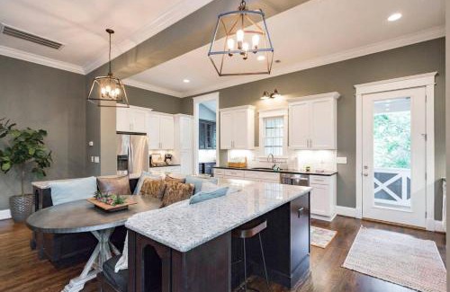 Shelby Hills House | The Casa Shelby 2 Miles to Downtown
