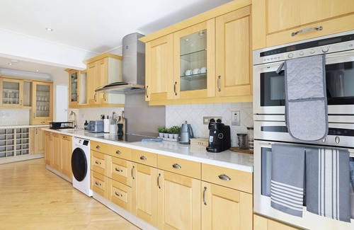 Ferndown Apartment | The Castleman is large 3 bedroom apartment, situated within a golf course.