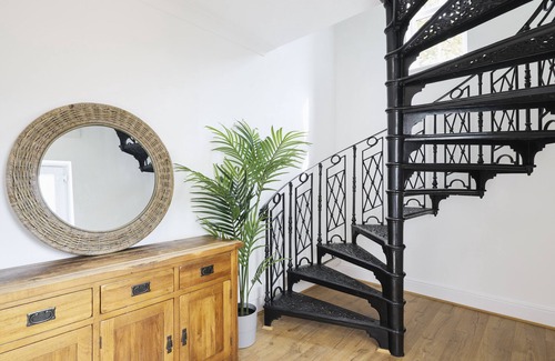 Ferndown Apartment | The Castleman is large 3 bedroom apartment, situated within a golf course.