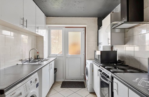 Stuppington House | The Cave House Canterbury with Hot Tub and Parking
