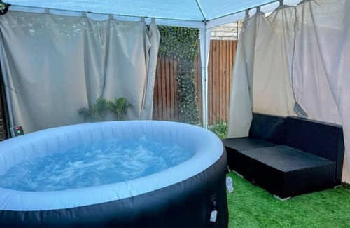 Stuppington House | The Cave House Canterbury with Hot Tub and Parking
