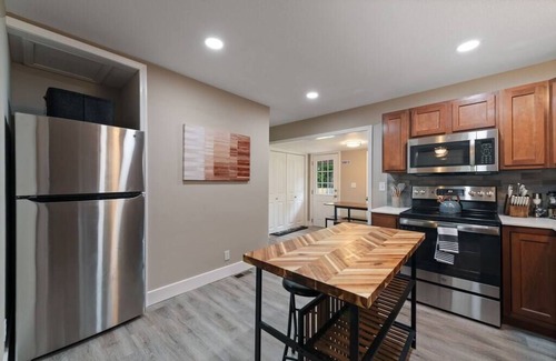 Liberty House | The Cedar Retreat 2BR 1BTH Free Parking Fast Wi-Fi