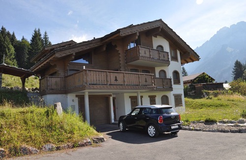 Alpe des Chaux Ski Chalet | The chalet is located 1km from the start of the Barboleuse gondola linking the Villars-Gryon-Les Dia