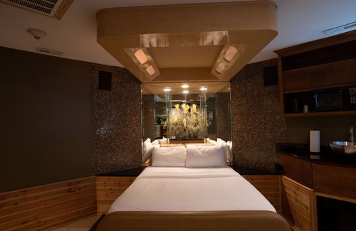 Willowbrook Hotel | The Champagne Lodge & Luxury Suites