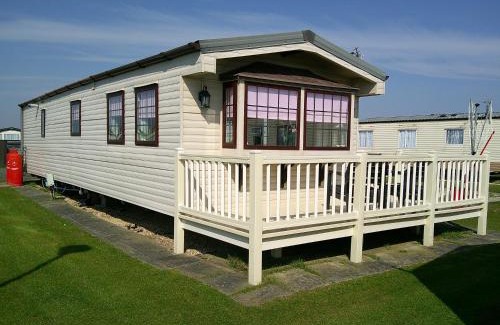 Ingoldmells House | The Chase Ingoldmells Hathaway II 6 Berth Central Heated gated veranda FREE WIFI