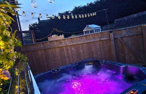 Stanley House | The Chase, Luxury Hot Tub Retreat, Pets Welcomed