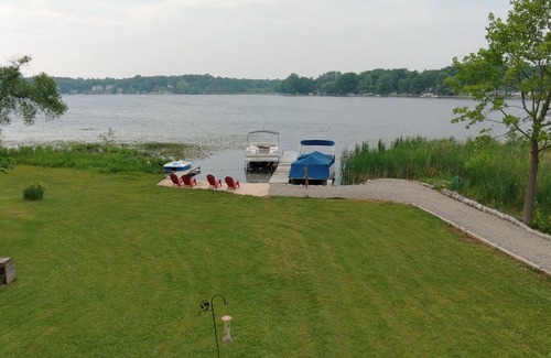 Horton House | The Cheerful Lake House at Crane Cove