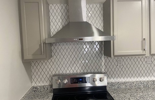 Mobile House | The Chic Getaway: 2BD/1BA Q Beds w/Smart TVs