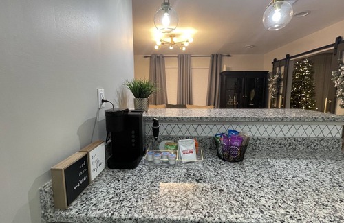 Mobile House | The Chic Getaway: 2BD/1BA Q Beds w/Smart TVs