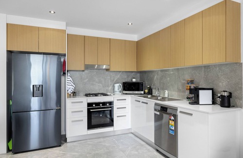 Sandstone Point Apartment | The Chic Marina Escape