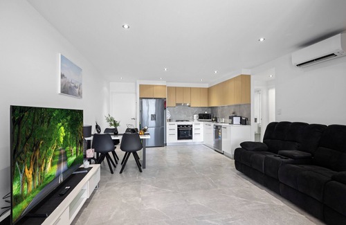 Sandstone Point Apartment | The Chic Marina Escape