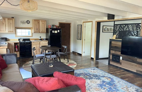 Tierra Del Mar Cabin | The Chillton #125- Cozy cabin steps to beach on quiet lane