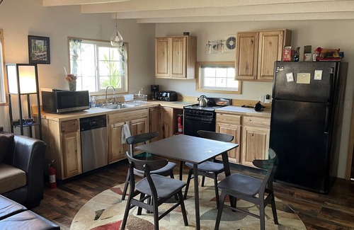 Tierra Del Mar Cabin | The Chillton #125- Cozy cabin steps to beach on quiet lane