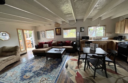 Tierra Del Mar Cabin | The Chillton #125- Cozy cabin steps to beach on quiet lane