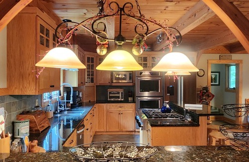 Lakeside Woods House | The Christmas Cabin -4br 400ft private waterfront fireplace, boathouse, kayaks