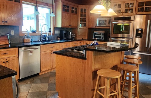 Lakeside Woods House | The Christmas Cabin -4br 400ft private waterfront fireplace, boathouse, kayaks