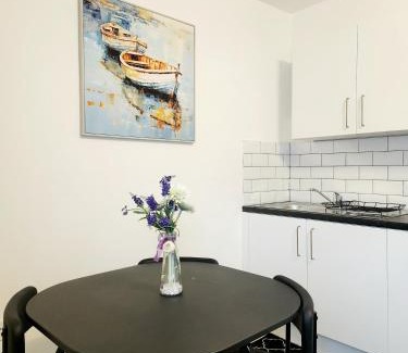 Northampton Apartment | 'The Cityside Charm' - Modern, Pristine & Well-appointed 1 Bed Flat in Town - Free Parking