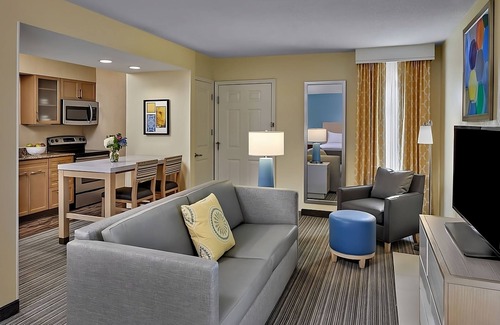 Middleburg Heights Hotel | The Cleveland Gray's Armory Museum Tour! Pet-friendly Rental W/FREE Parking!