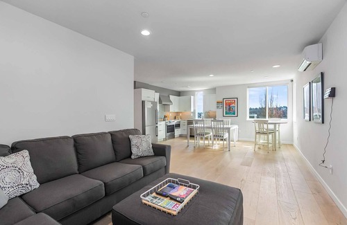 East Queen Anne Apartment | The Clock Tower Sweet Suite