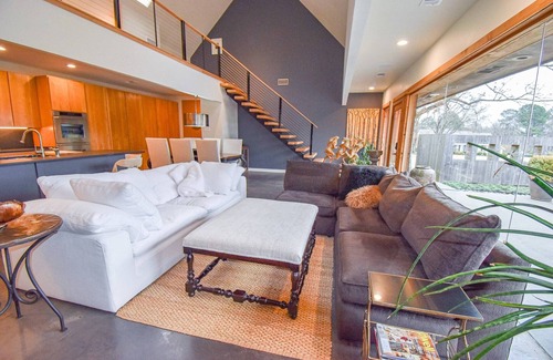Searcy House | The Clubhouse - On Golf Course - Serene Retreat