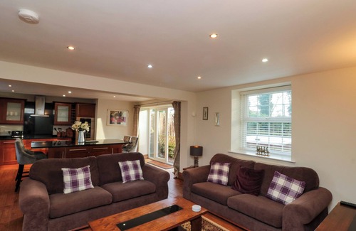 East Ayton Cottage | THE COACH HOUSE, pet friendly, with hot tub in East Ayton