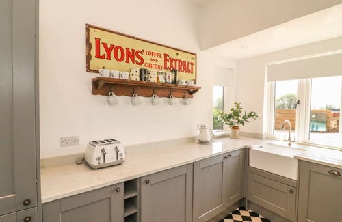 Teignmouth Cottage | THE COACH HOUSE, pet friendly, luxury holiday cottage in Teignmouth