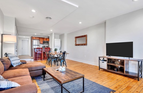 Troy Cabin | The Collar City Oasis |Pet Friendly|Workspace|Laundry|Hospitals & Colleges|WIFI