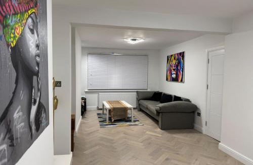 Pollards Hill Apartment | The Contemporary 4 Bedroom Home