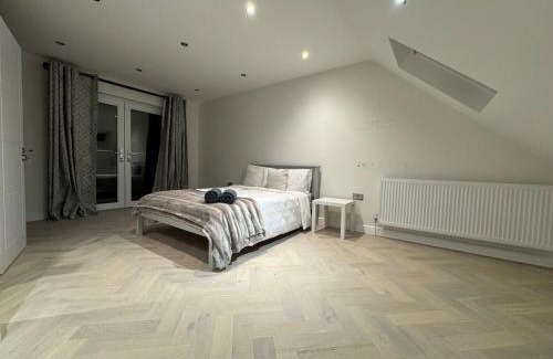 Pollards Hill Apartment | The Contemporary 4 Bedroom Home