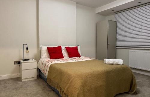 Pollards Hill Apartment | The Contemporary 4 Bedroom Home