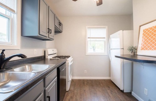 West Peoria House | THE CORNER COTTAGE - Contemporary 2BD in Peoria