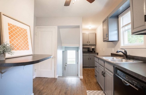 West Peoria House | THE CORNER COTTAGE - Contemporary 2BD in Peoria