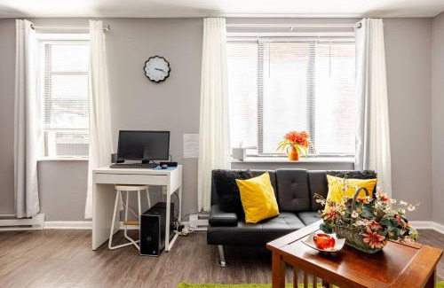 West Orange Apartment | The Corner Flat Near Cafe