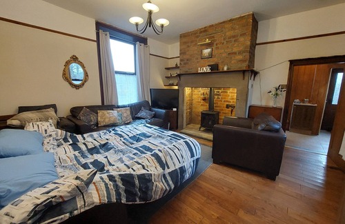 Padfield House | The Cosy Snug the Tardis of Glossop nnnn