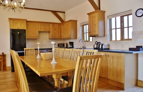 Carterton House | The Cotswold Manor Barn, Exclusive Hot Tub, Games Barn, 70 acres of Parkland