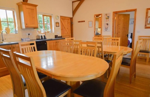 Carterton House | The Cotswold Manor Barn, Exclusive Hot Tub, Games Barn, 70 acres of Parkland