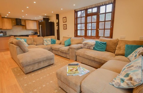 Carterton House | The Cotswold Manor Byre, Exclusive Hot Tub, Games Barn, 70 acres of Parkland